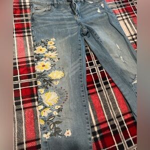 FLOWER EMBROIDERED RIPPED JEANS 🌼